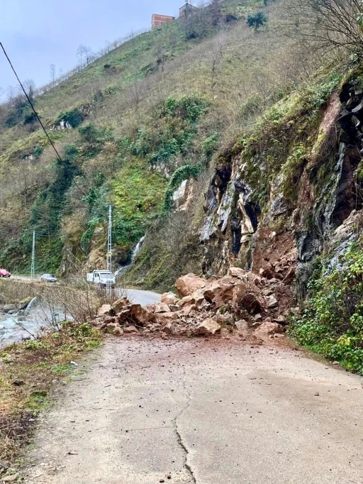Giresun İl &Ouml;zel İdaresi heyelanlı yolu ulaşıma a&ccedil;tı
