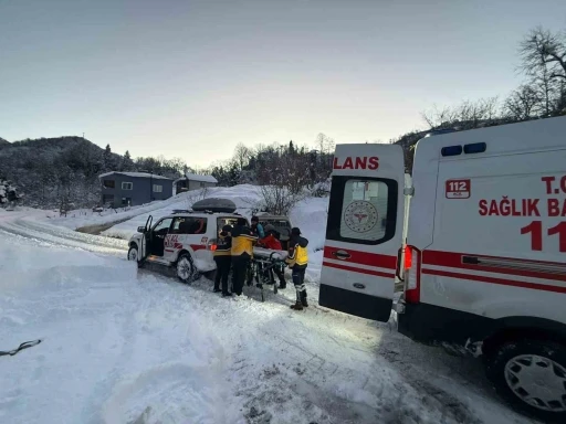 Giresun UMKE, kar nedeniyle ulaşılamayan k&ouml;yde hastaya umut oldu
