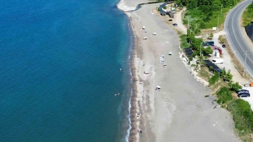 Giriş yasağı kalkmasına rağmen, sahiller boş kaldı
