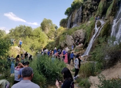 Girlevik Şelalesi bayramda ziyaret&ccedil;i akınına uğradı
