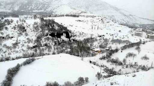 Girlevik Şelalesi&rsquo;nde kar kalınlığı 20 santimetreye ulaştı
