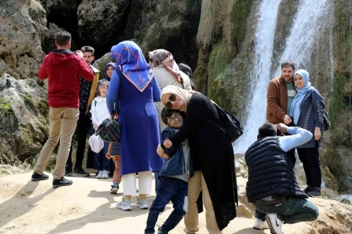 Girlevik Şelalesi&rsquo;ne bayramda ziyaret&ccedil;i akını
