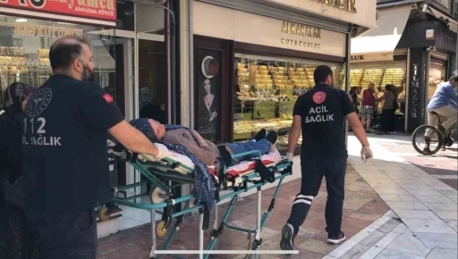 Giyim mağazası önünde aniden bayıldı, hastaneye kaldırıldı
