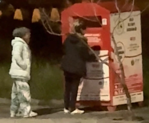 Giysi kumbarasından kıyafet çaldılar
