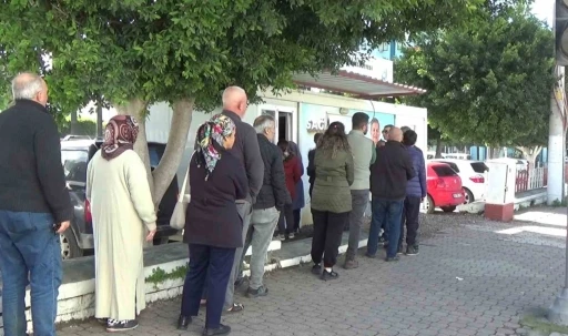 Gizemli hayırsever, Ramazan ayı boyunca g&uuml;nl&uuml;k 6 bin ekmeği depremzede vatandaşlara &uuml;cretsiz dağıtacak
