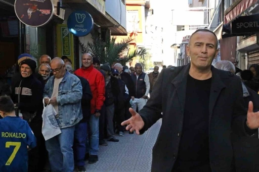 Gizli hayırseverin &uuml;cretsiz pide kuyruğu
