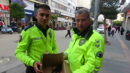 G&ouml;&ccedil; yolunda yorgun d&uuml;şen Ebabil kuşlarına polisten y&uuml;rek ısıtan şefkat
