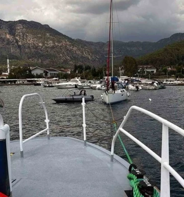 Göcek’te sürüklenen boş tekneyi KIYEM ekipleri kurtardı
