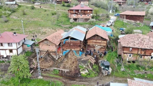 G&ouml;&ccedil;en ahırın altında kalan kadın hayatını kaybetti, &ccedil;ok sayıda hayvan telef oldu
