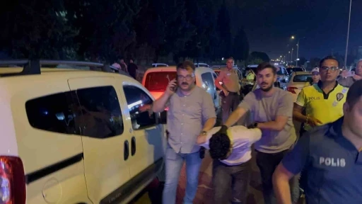 Göçmen kaçakçıları polisten kaçarken kaza yaptı: Otomobilden balık istifi 9 kişi çıktı
