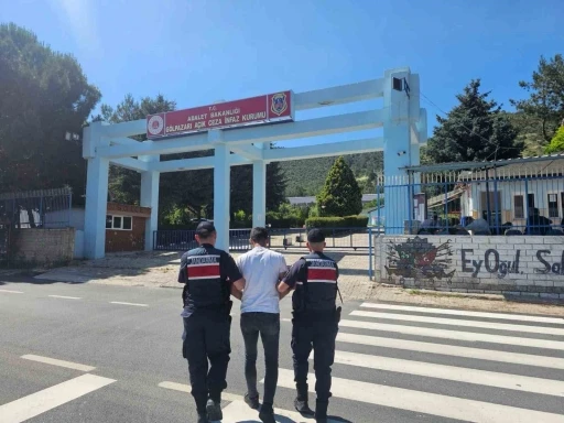 G&ouml;&ccedil;men ka&ccedil;ak&ccedil;ılığı su&ccedil;undan aranan şahıs yakalandı
