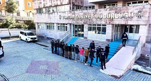G&ouml;&ccedil;men ka&ccedil;ak&ccedil;ılığı ş&uuml;phelisi 3 kişi savcılığa sevk edildi
