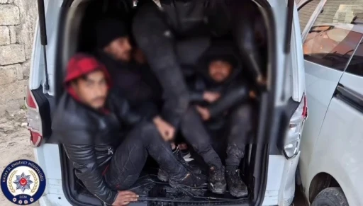 G&ouml;&ccedil;menleri tıka basa taşırken yakayı ele veren insan ka&ccedil;ak&ccedil;ısı tutuklandı
