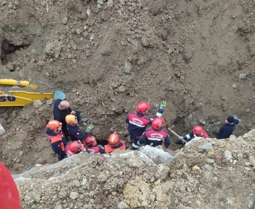 G&ouml;&ccedil;&uuml;kte toprak altında kalan iş makinesi operat&ouml;r&uuml; kurtarıldı
