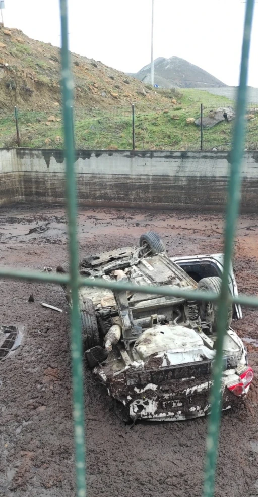 G&ouml;k&ccedil;eada&rsquo;da yoldan &ccedil;ıkan otomobil fabrikanın bah&ccedil;esine u&ccedil;tu: 4 yaralı
