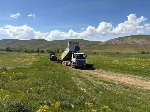 G&ouml;k&ccedil;edere&rsquo;nin arazi yollarında &ccedil;alışmalar devam ediyor
