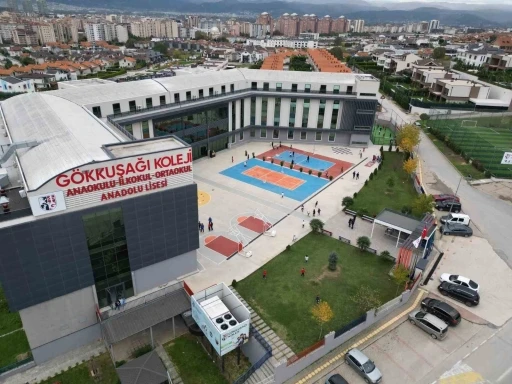G&ouml;kkuşağı Koleji&rsquo;nde &ccedil;ifte gurur
