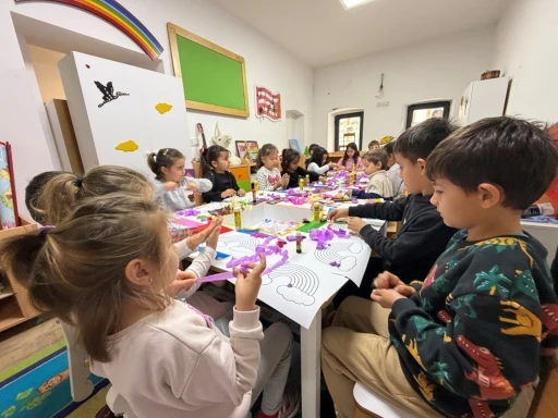 G&ouml;kkuşağı Sanat At&ouml;lyesi yoğun ilgi g&ouml;rd&uuml;
