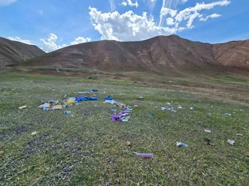 G&ouml;kkuşağı Tepeleri&rsquo;nde &ccedil;&ouml;p tepkisi: Doğaseverler alanı temizledi
