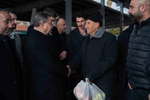 G&ouml;lbaşı Belediye Başkanı Odabaşı, semt pazarında esnaf ve vatandaşla buluştu
