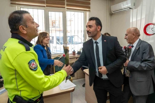Gölbaşı Belediyesi polislere çiçek dağıttı
