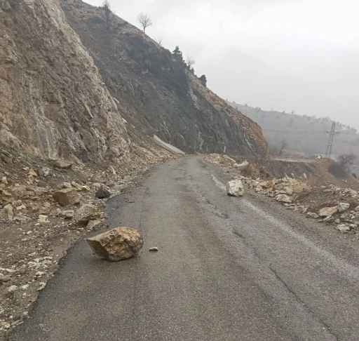 G&ouml;lbaşı il&ccedil;esinde korkutan heyelan
