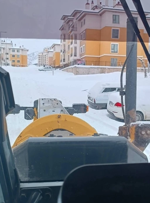 G&ouml;lbaşı&rsquo;nda deprem konutlarında kar temizleme &ccedil;alışması
