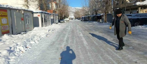 G&ouml;lbaşı&rsquo;nda yollar buz pistine d&ouml;nd&uuml;
