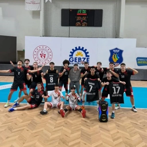 G&ouml;lc&uuml;k Belediyespor gen&ccedil; erkek voleybol takımı &uuml;st &uuml;ste 3. kez şampiyon
