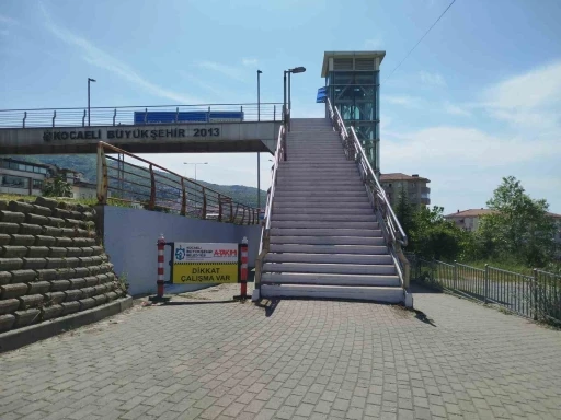 Gölcük’te üst geçitlerin bakımı yapılıyor
