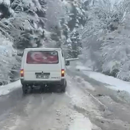G&ouml;lc&uuml;k yolunda kar s&uuml;rprizi: Kar lastiği olmayan ara&ccedil; yolda kaldı
