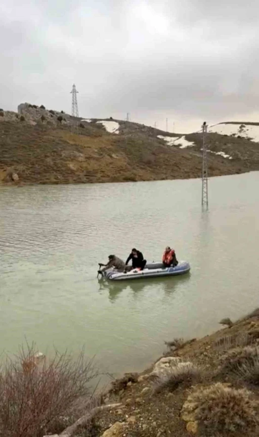 G&ouml;le d&ouml;nen yayla yolundan botla ge&ccedil;ip k&ouml;ylerine gittiler
