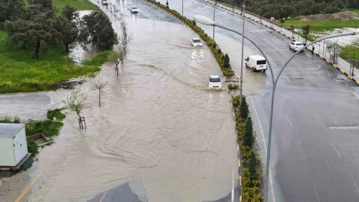 G&ouml;le d&ouml;nen yolda ara&ccedil;ların zorlu ilerleyişi havadan g&ouml;r&uuml;nt&uuml;lendi
