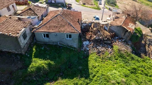 G&ouml;lmarmara&rsquo;da heyelan: 7 ev kullanılamaz hale geldi
