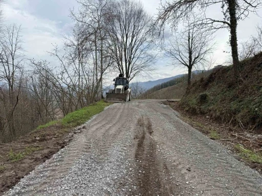 G&ouml;lyaka&rsquo;da k&ouml;y yolları yenilendi
