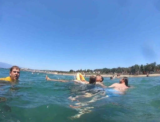 G&ouml;me&ccedil;&rsquo;te bir kişi boğulma tehlikesi ge&ccedil;irdi: Cankurtaranlar saniyelerle yarıştı
