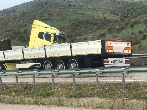 Gönen-Bandırma yolunda tek taraflı kaza trafiği olumsuz etkiledi
