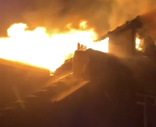 G&ouml;nen&rsquo;de ev yangını: &Ccedil;atı alevlere teslim oldu
