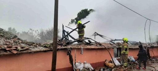 G&ouml;nen&rsquo;de m&uuml;stakil ev yangında kullanılamaz hale geldi
