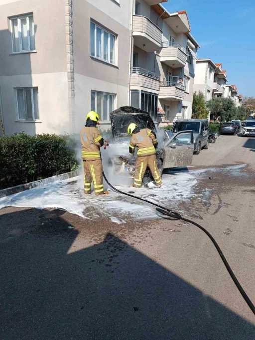 Gönen’de park halindeki araç alev aldı
