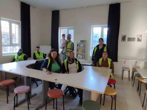 Gönüllü ekip köy okuluna kütüphane kazandırdı
