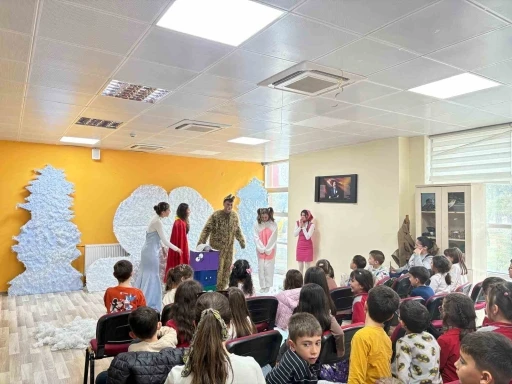 G&ouml;n&uuml;ll&uuml; gen&ccedil;lerden &ccedil;ocuklara tiyatro ş&ouml;leni