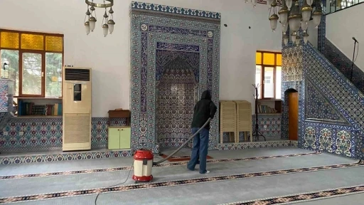 G&ouml;n&uuml;ll&uuml; &ouml;ğrencilerden camiyi temizledi
