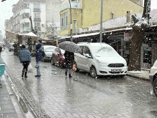 G&ouml;rdes&rsquo;te kar yağışı etkili oldu
