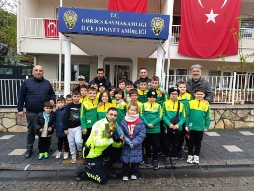 Gördesli minik futbolculardan emniyete ziyaret
