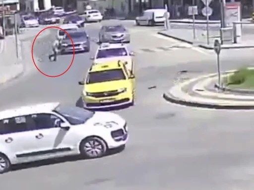 Görenleri hayrete düşüren kaza kamerada... Otomobilin çarpmasıyla savruldu hiçbir şey olmamış gibi yoluna devam etti
