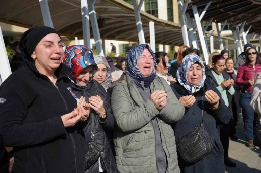 G&ouml;rev yaptığı adliyede &ouml;l&uuml; bulunan g&uuml;venlik g&ouml;revlisi g&ouml;zyaşlarıyla uğurlandı
