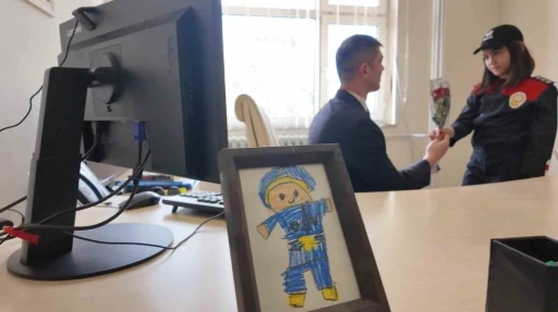 Görevi başındaki polis annelere ve babalara yavrularından anlamlı sürpriz
