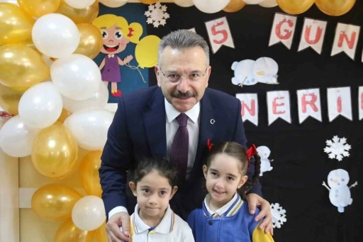 G&ouml;revi bug&uuml;n sona eren Vali Aksoy&rsquo;u "Bir &ccedil;ocuk sevdim" isimli şarkısıyla uğurladılar
