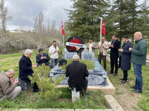 G&ouml;revi esnasında &ouml;ld&uuml;r&uuml;len veteriner hekim, kabri başında meslektaşları tarafından anıldı
